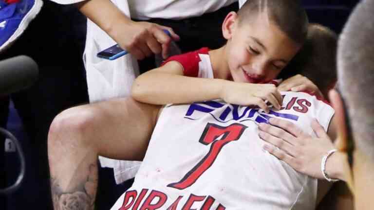 Η τρυφερή αγκαλιά του Σπανούλη στην οικογένεια του (video)