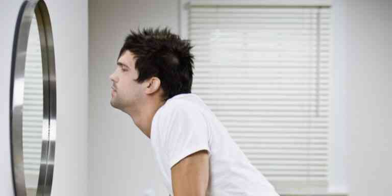 Έρευνα: Οι άνδρες κοιτάζονται στον καθρέφτη πιο πολύ από τις γυναίκες