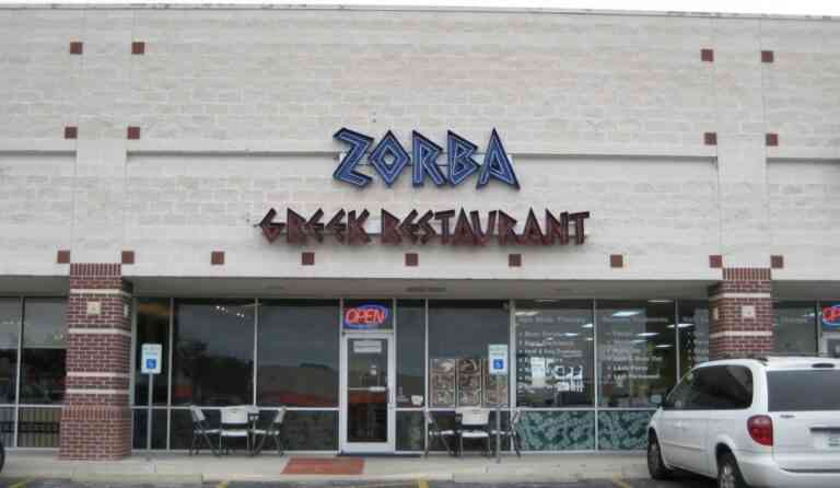 Συγκίνησε την Αμερική η πινακίδα που έβαλε μια Ελληνίδα ομογενής στο μαγαζί της (video)