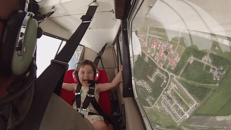 Μπαμπάς και κόρη σε επίδειξη ακροβατικών στον αέρα (video)