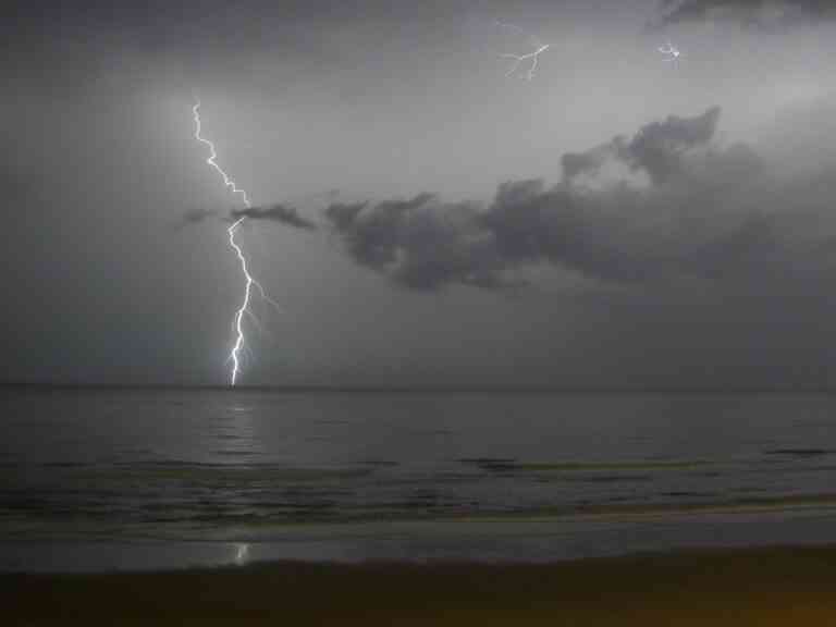 Αστραπή χτυπά τη θάλασσα σε αργή κίνηση (video)