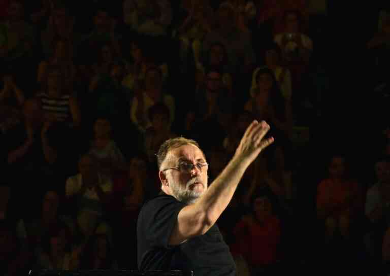 Ο Θάνος Μικρούτσικος στο Μικρό Θέατρο Αρχαίας Επιδαύρου