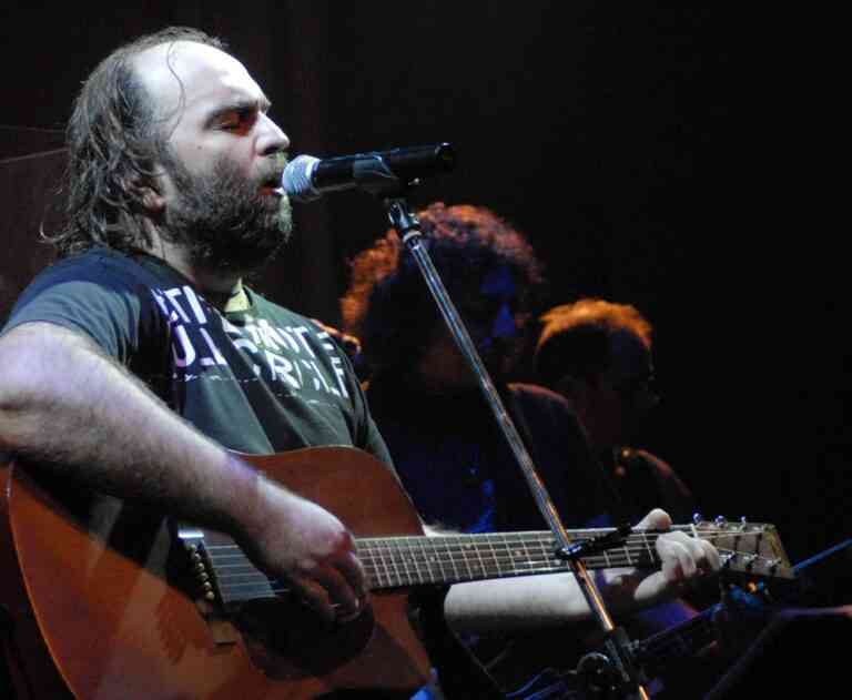 Στόκας, Κατσιμίχας και Κίτρινα Ποδήλατα μαζί για το ΚΕΘΕΑ