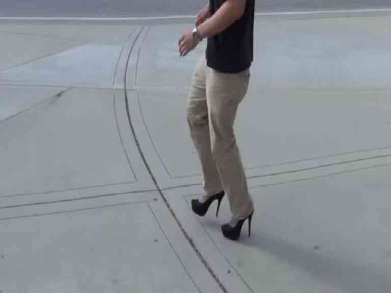 Άνδρες που προσπαθούν να περπατήσουν με… τακούνια – Ποιο είναι το αποτέλεσμα; (ΒΙΝΤΕΟ)