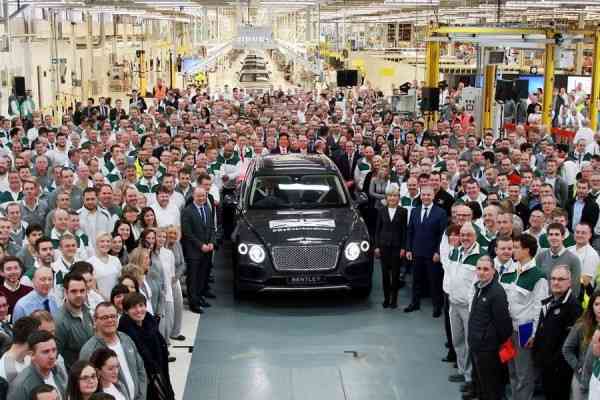Έτοιμη η πρώτη χειροποίητη Bentley Bentayga