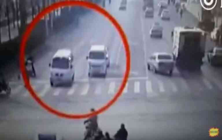 Ανεξήγητο φαινόμενο με αιωρούμενα αυτοκίνητα στην Κίνα (ΒΙΝΤΕΟ)