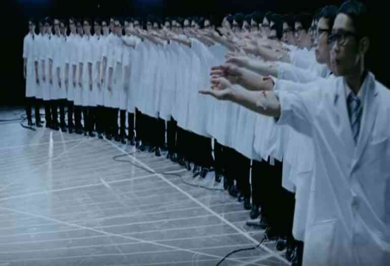 Πετάνε το νόμισμα στα ποτήρια το ίδιο ακριβώς λεπτό και το αποτέλεσμα είναι μοναδικό! (ΒΙΝΤΕΟ)