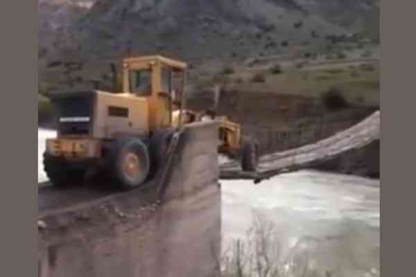 Θα περάσει το γκρέιντερ από την κρεμαστή γέφυρα; (video)