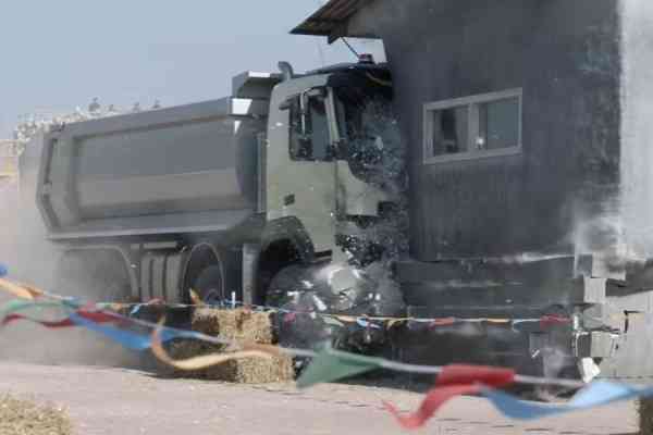 Τετράχρονη «οδηγεί» φορτηγό Volvo και τα κάνει γης Μαδιάμ! (video)