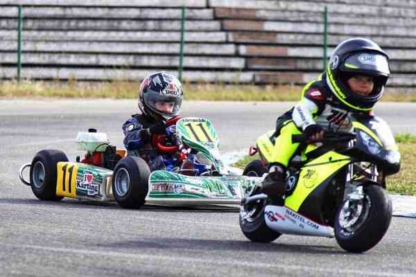 2χρονος με μηχανή και 4χρονος με καρτ είναι φοβεροί! (video)