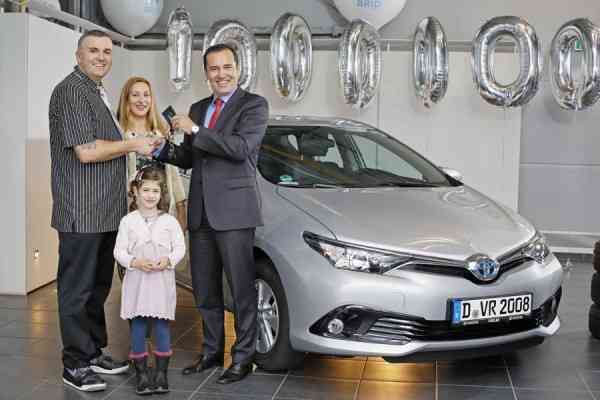 Παρέλαβε το 1.000.000ό Toyota Hybrid και πήρε ένα ακόμα δώρο!
