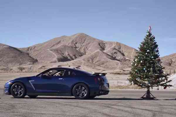 Ξεστόλισμα χριστουγεννιάτικου δέντρου με Nissan GT-R!