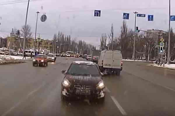 Ίσως η πιο “αστεία” μετωπική σύγκρουση που έχετε δει! (video)