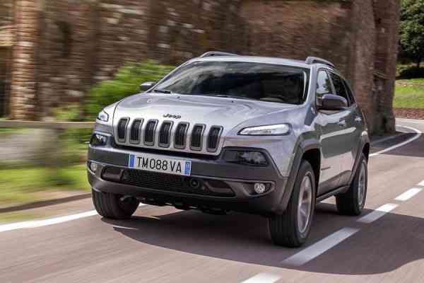 Ανάκληση σε χιλιάδες Jeep Cherokee για κίνδυνο πυρκαγιάς