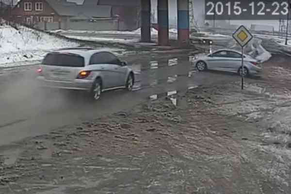 Σφοδρή σύγκρουση λόγω βιασύνης και απροσεξίας (video)