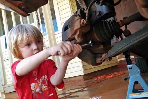 5 ετών μηχανικός αλλάζει ρουλεμάν σε Toyota Corolla! (video)