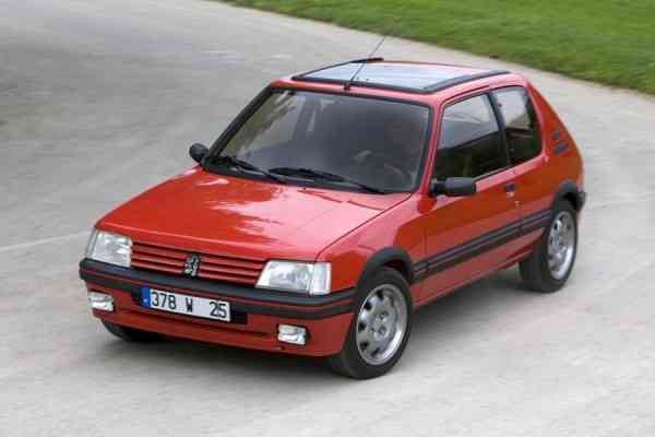 Το Peugeot 205 GTi ονομάστηκε το «καλύτερο hot hatch»