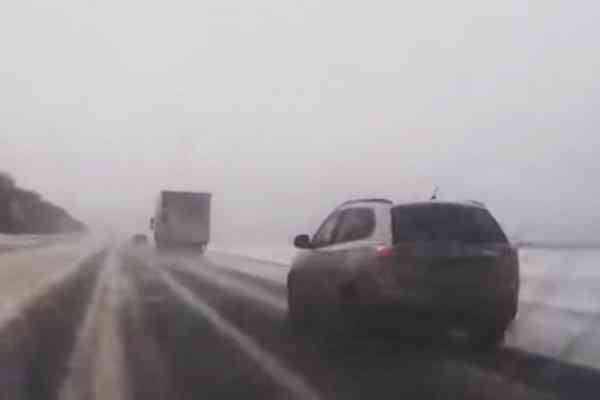 Όποιος βιάζεται στο χιονισμένο δρόμο… σκοντάφτει! (video)