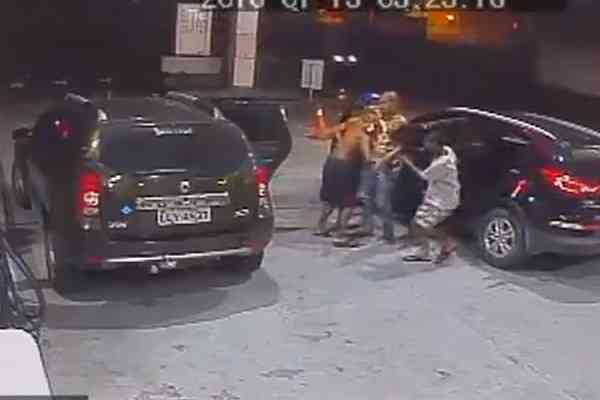 Καρέ – καρέ κλοπή αυτοκινήτου με επιβάτες σε βενζινάδικο (video)