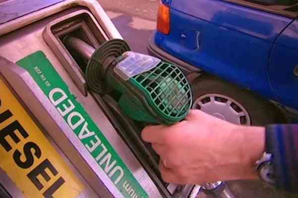 Τι γίνεται όταν ντίζελ αυτοκίνητο ανεφοδιαστεί με βενζίνη; (video)