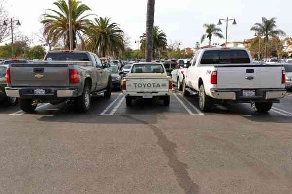 Παλιό Toyota Hilux μοιάζει σαν το Δαυίδ ανάμεσα σε δύο Γολιάθ