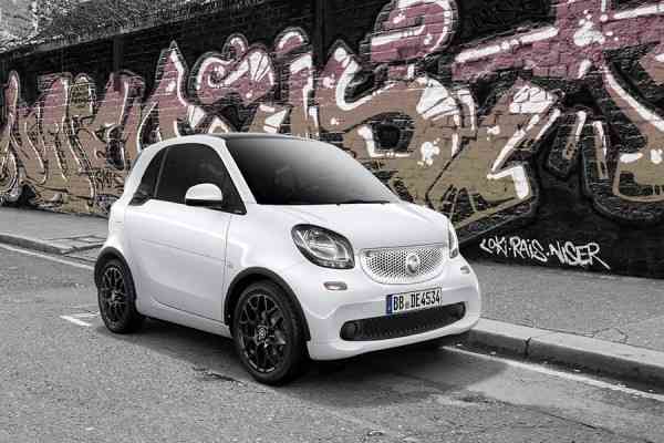 Νέες εκδόσεις black και white για τα fortwo και forfour