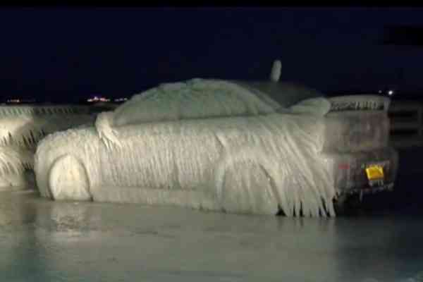 Mitsubishi Lancer έγινε παγωμένο γλυπτό έργο τέχνης! (+video)