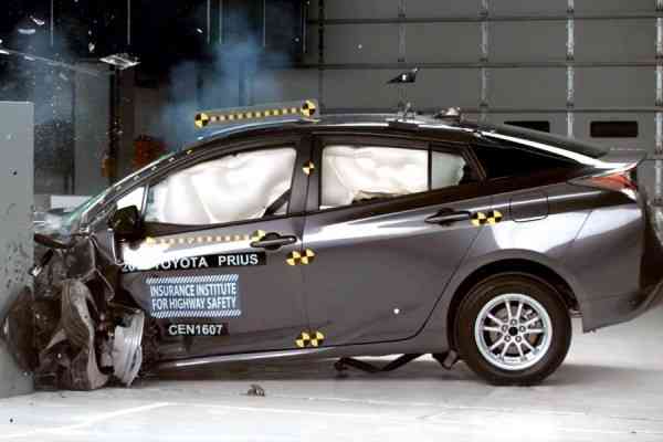 Πρώτα crash tests του νέου Toyota Prius (+video)
