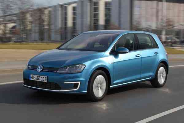 Στην… πρίζα χιλιάδες VW e-Golf για πρόβλημα με τη μπαταρία