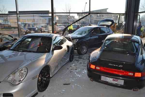 Opel Astra έκανε γυαλιά καρφιά αντιπροσωπεία Porsche!