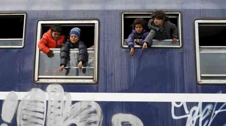 Ειδομένη: Ξεκίνησε η μεταφορά προσφύγων σε κέντρα προσωρινής μετεγκατάστασης