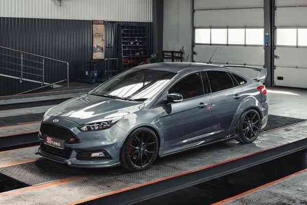 Μοναδικό Ford Focus Sedan ST με φτερούγα από Subaru WRX STI