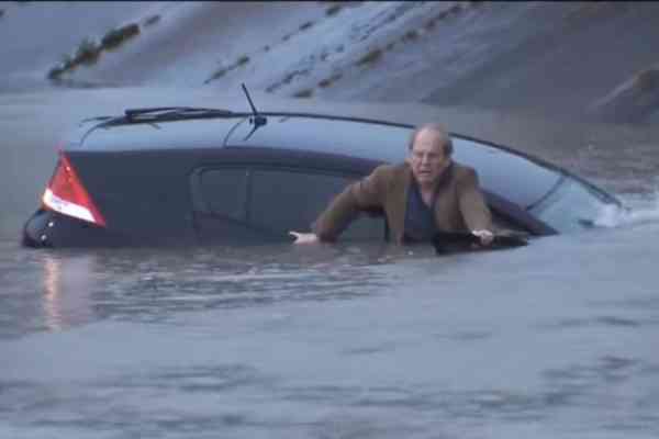 Live διάσωση οδηγού από πνιγμό σε πλημμυρισμένο δρόμο