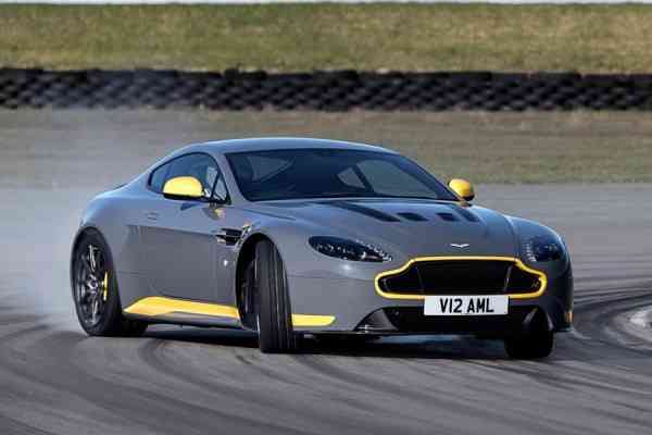Νέα Aston Martin V12 Vantage S με μηχανικό κιβώτιο 7 ταχυτήτων!