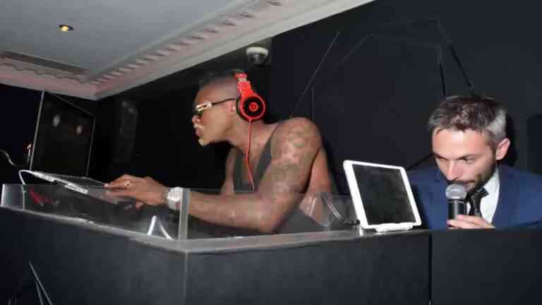 Ο Τζιμπρίλ Σισέ ανοίγει συναυλία της Μαράια Κάρεϊ