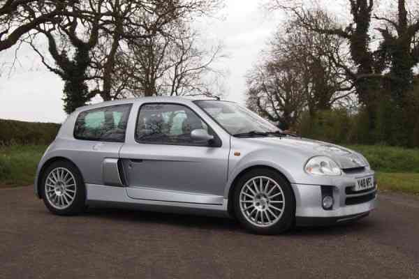Σε δημοπρασία συλλεκτικό Renault Clio V6 του 2001
