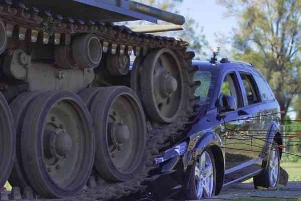 Ιδιοκτήτης προβληματικού Dodge το πάτησε με τανκ! (+video)