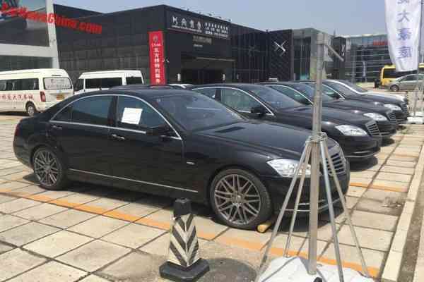 Παρατημένες Mercedes S-Class Brabus έξω από κλεισμένο ντίλερ