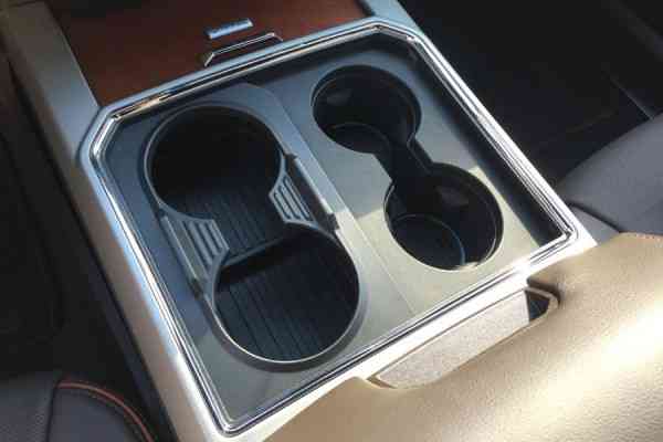 Νέες «έξυπνες» εμπρός ποτηροθήκες από την Ford (+video)