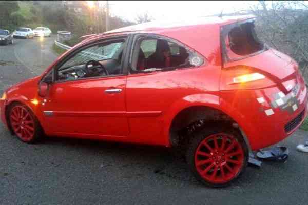 Κόντρα σε δημόσιο δρόμο κατέληξε σε ολική καταστροφή (video)