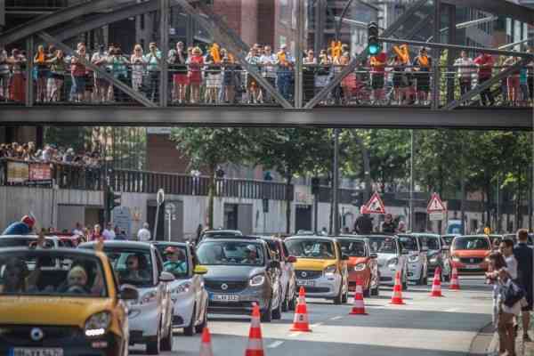 Η μεγαλύτερη παρέλαση από 1.635 διαφορετικά smart!