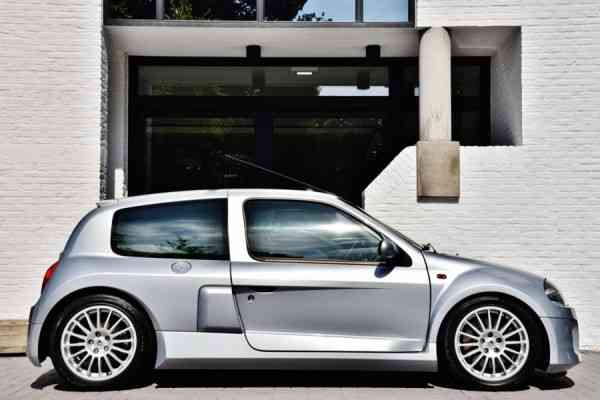 Συλλεκτικό Renault Clio V6 του 2002 με 7.100 χιλιόμετρα!