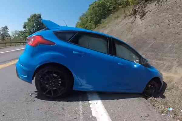 Νέο Ford Focus RS κατέληξε στο… χαντάκι! (video)