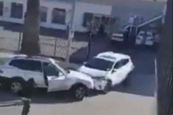 Γυναίκες τσακώνονται τρακάροντας τα SUV τους (+video)