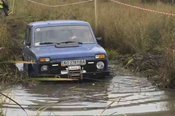 Αυτό το Lada Niva δεν το σταματάει τίποτα (+video)