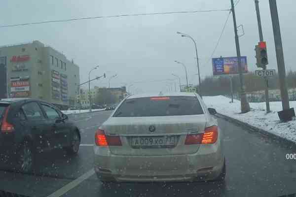 BMW 750i ξεκινάει με τετακέ και καταλήγει σε κολόνα! (video)