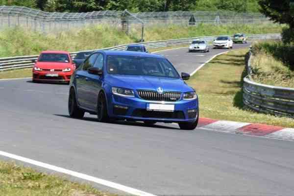 Skoda Octavia RS καταπίνει Audi R8 V10 (+video)