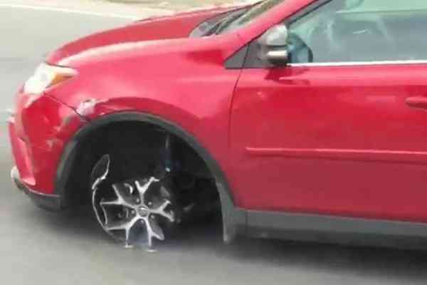 Γυναίκα οδηγεί το Toyota RAV4 χωρίς λάστιχο (+video)