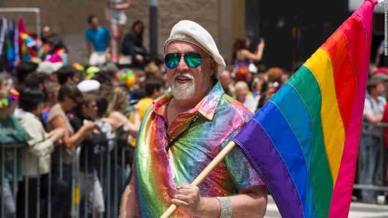 Gilbert Baker: O gay καλλιτέχνης που τιμάει σήμερα η Google
