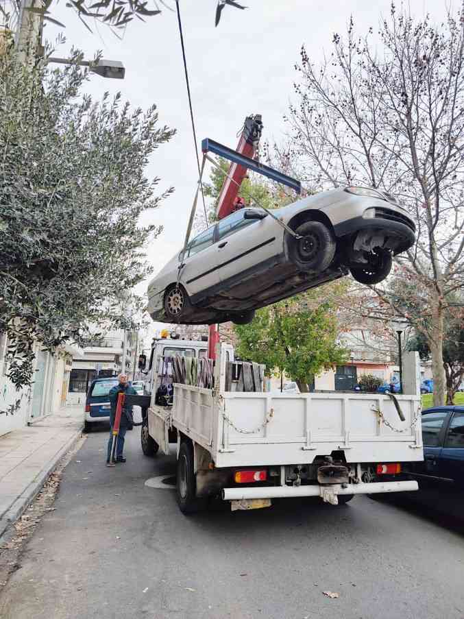 Πάνω από 3.100 «ορφανά» ΙΧ απομακρύνθηκαν από τις γειτονιές της Αθήνας